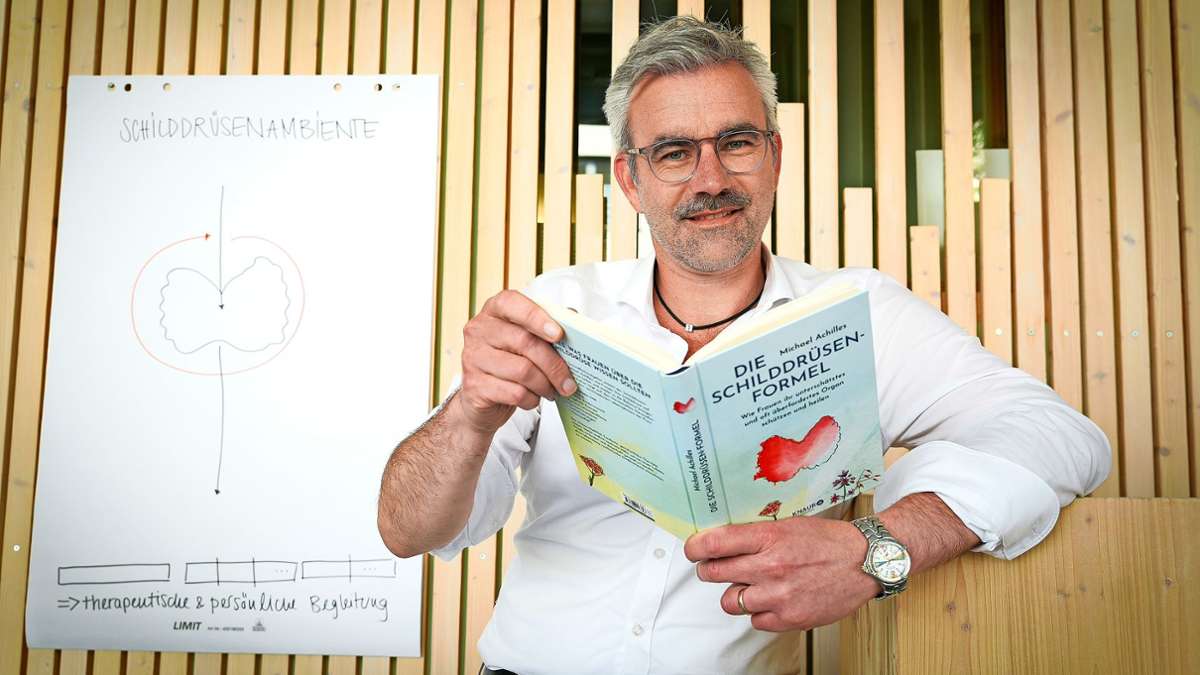 Portrait Michael Achilles mit Buch